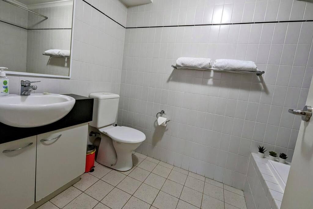 City & Lakeside With Free Parking, Pool And 10 Mins Walk Into The City Perth Exteriör bild