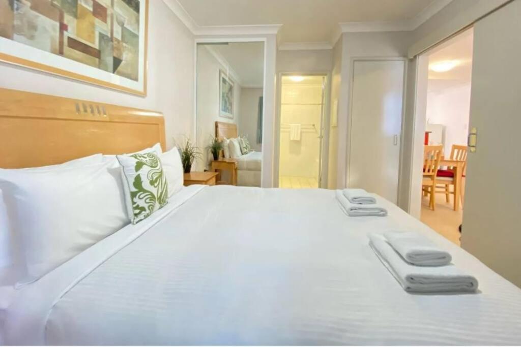 City & Lakeside With Free Parking, Pool And 10 Mins Walk Into The City Perth Exteriör bild