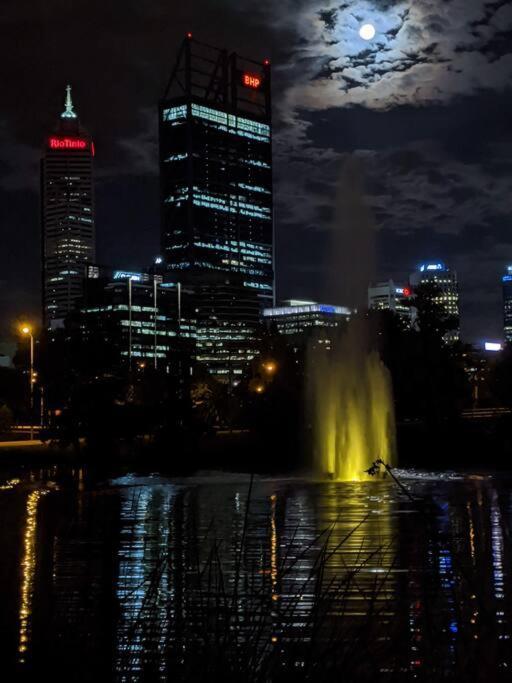 City & Lakeside With Free Parking, Pool And 10 Mins Walk Into The City Perth Exteriör bild
