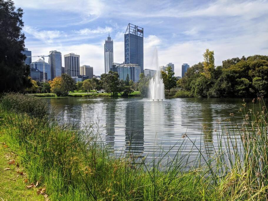 City & Lakeside With Free Parking, Pool And 10 Mins Walk Into The City Perth Exteriör bild