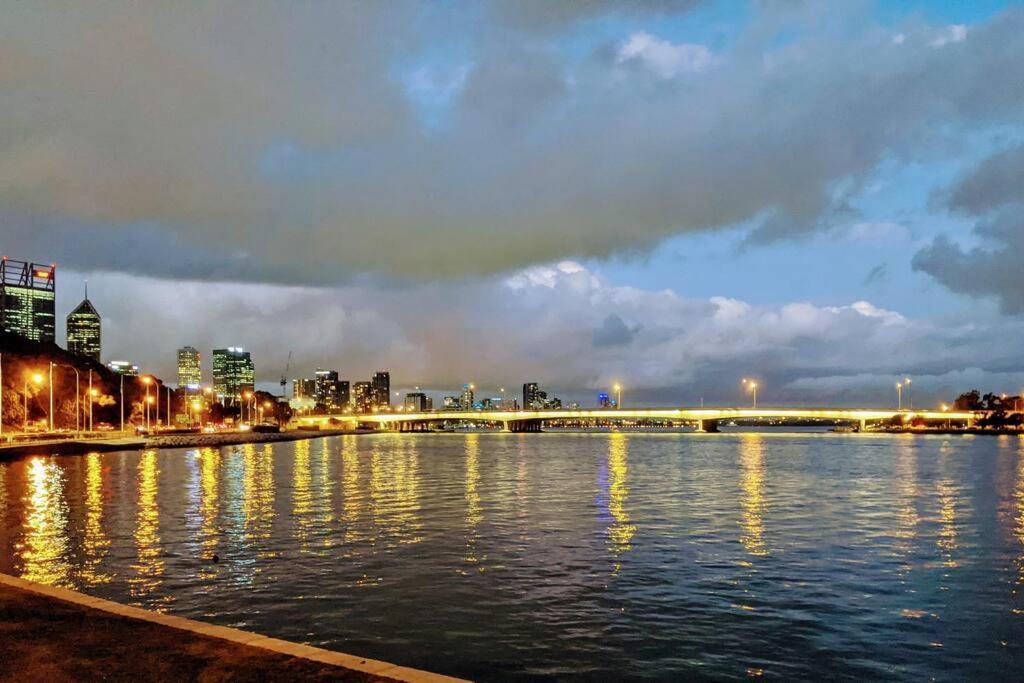 City & Lakeside With Free Parking, Pool And 10 Mins Walk Into The City Perth Exteriör bild